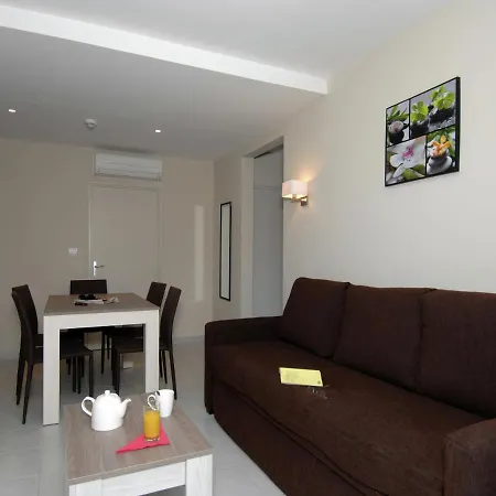 Апартаменти Tidy Near The In A Lively Seaside *